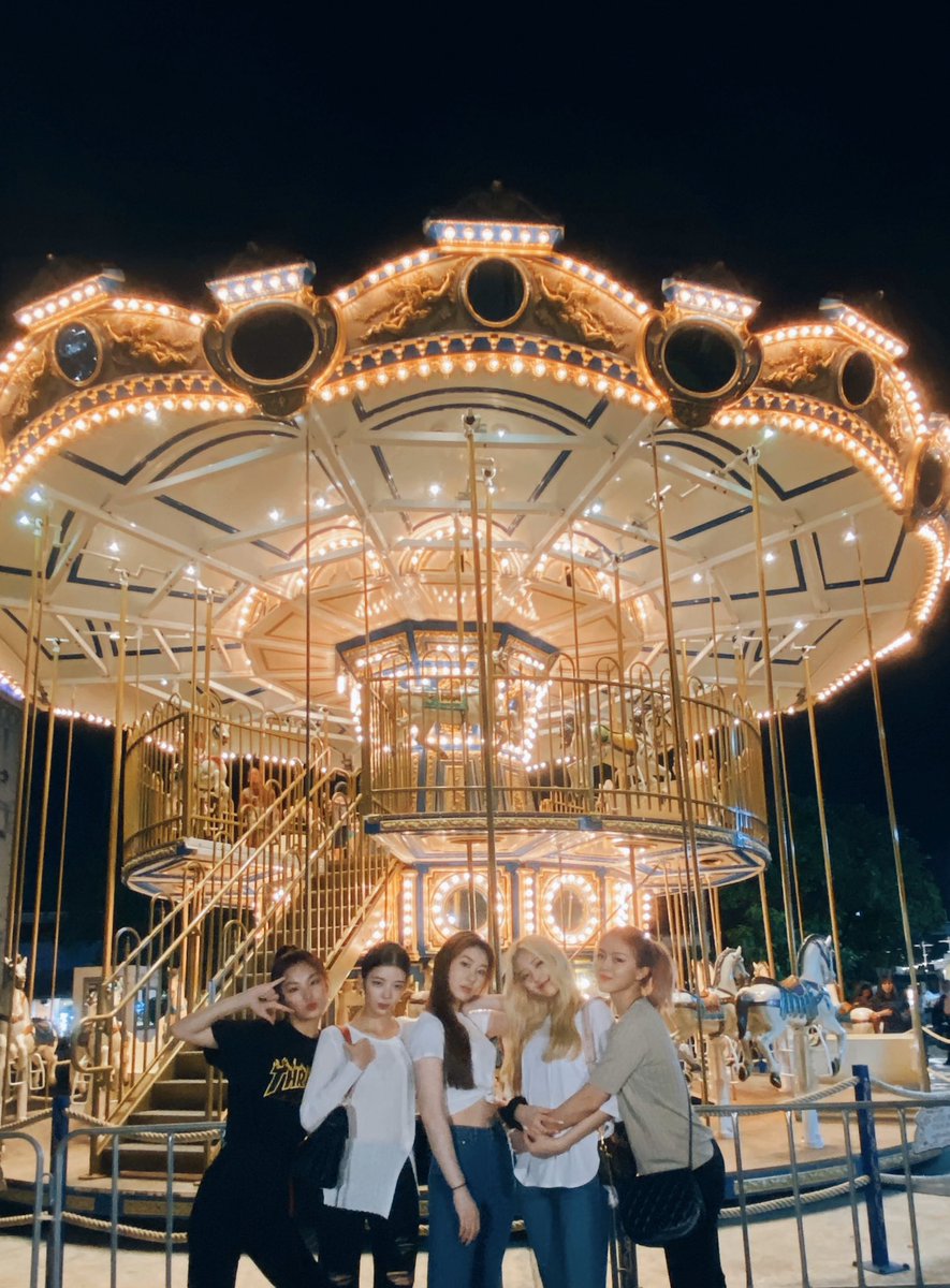 ITZYofficial's tweet photo. A beautiful night at Bangkok!
See you tomorrow MIDZY ❤️💙

#ITZY #있지 @ITZYofficial
#ITzICY #ICY
#MIDZY #믿지 https://t.co/5E9Q67FJYE