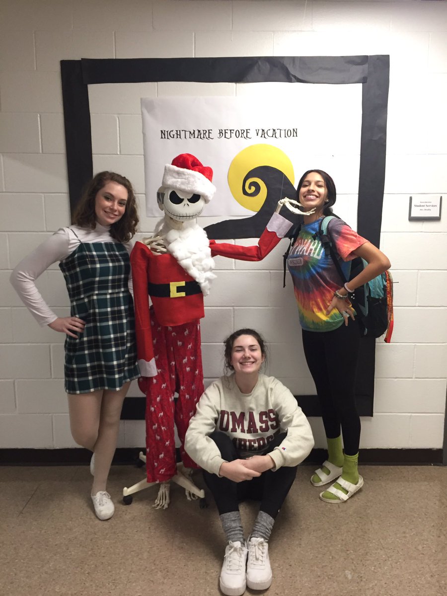 msfishinnovates's tweet photo. The door decorating contest is so fun! @BHSSTUCO5 #istudiodoor @bournehs @bourne2lovebhs https://t.co/o33GUHEZGF