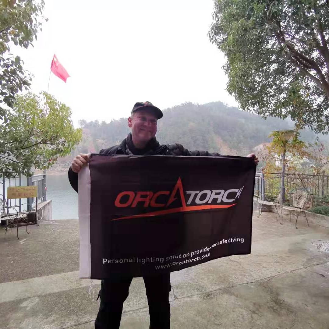 ORCATORCH's tweet photo. Although it is very cold and almost snowing, it can not stop our brand ambassador @gerald_nowak from shooting underwater in Qiandao Lake.
#OrcaTorch #Divelights https://t.co/bInIvU8jks