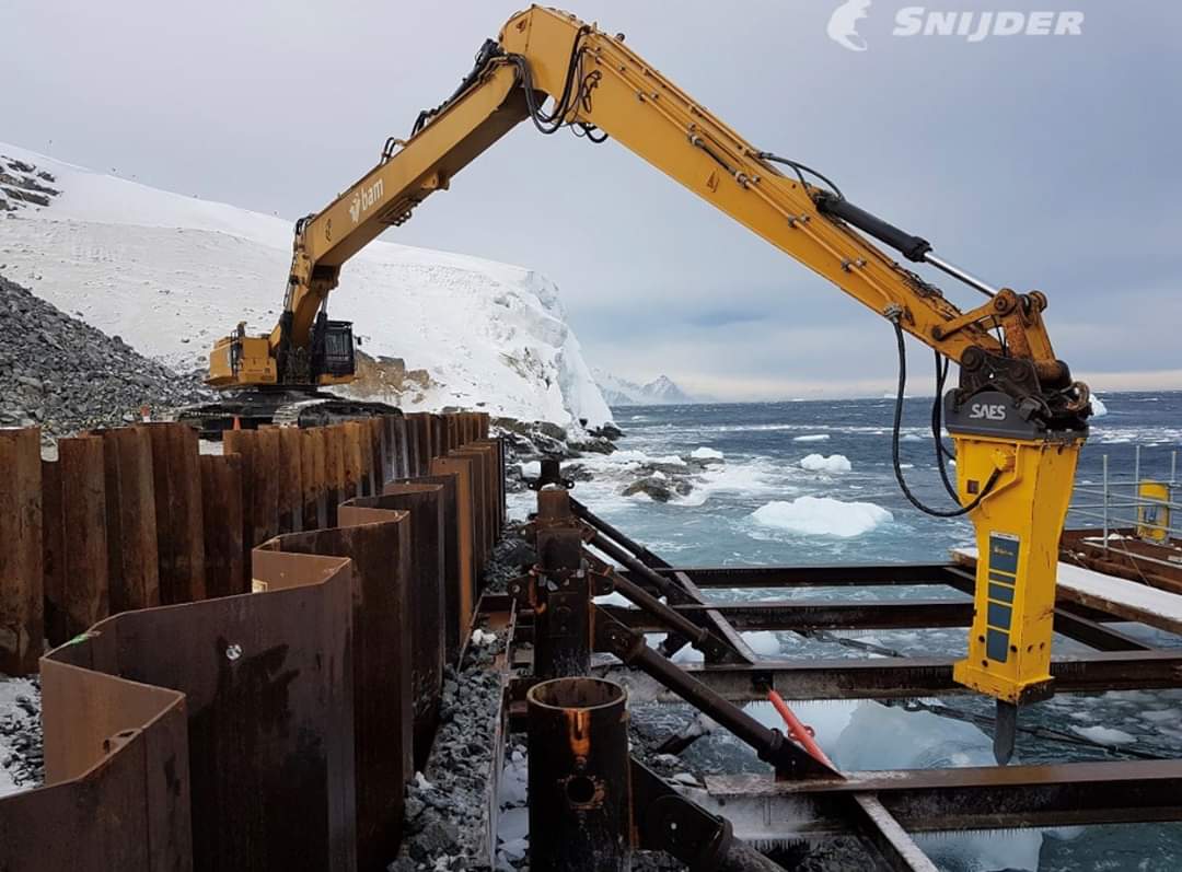 frank_laan's tweet photo. Inzet Epiroc HB4700 sloophamer van Saes International op Antarctica bij een temperatuur van minus 8 graden Celsius. 

Operation Epiroc HB4700 breaker from Saes International in Antarctica at a temperature of minus 8 degrees Celsius. 

#Epiroc #Saes #Snijder #CAT https://t.co/wpEZdZ43ga