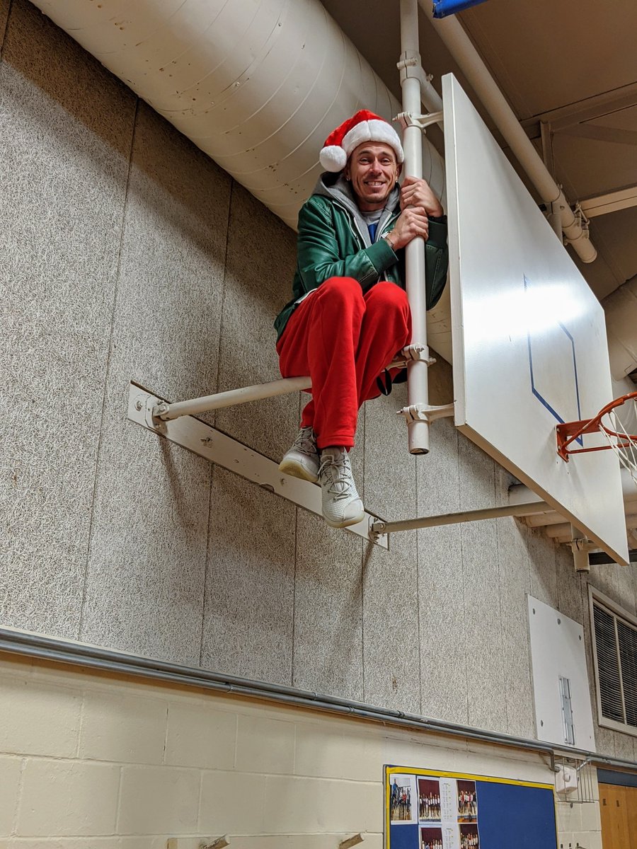 MrsKWilliamson's tweet photo. Bouncy elf coach! #HunterMagic #ElfieChallenge @HunterPrincipal https://t.co/Tv48hfIi9N