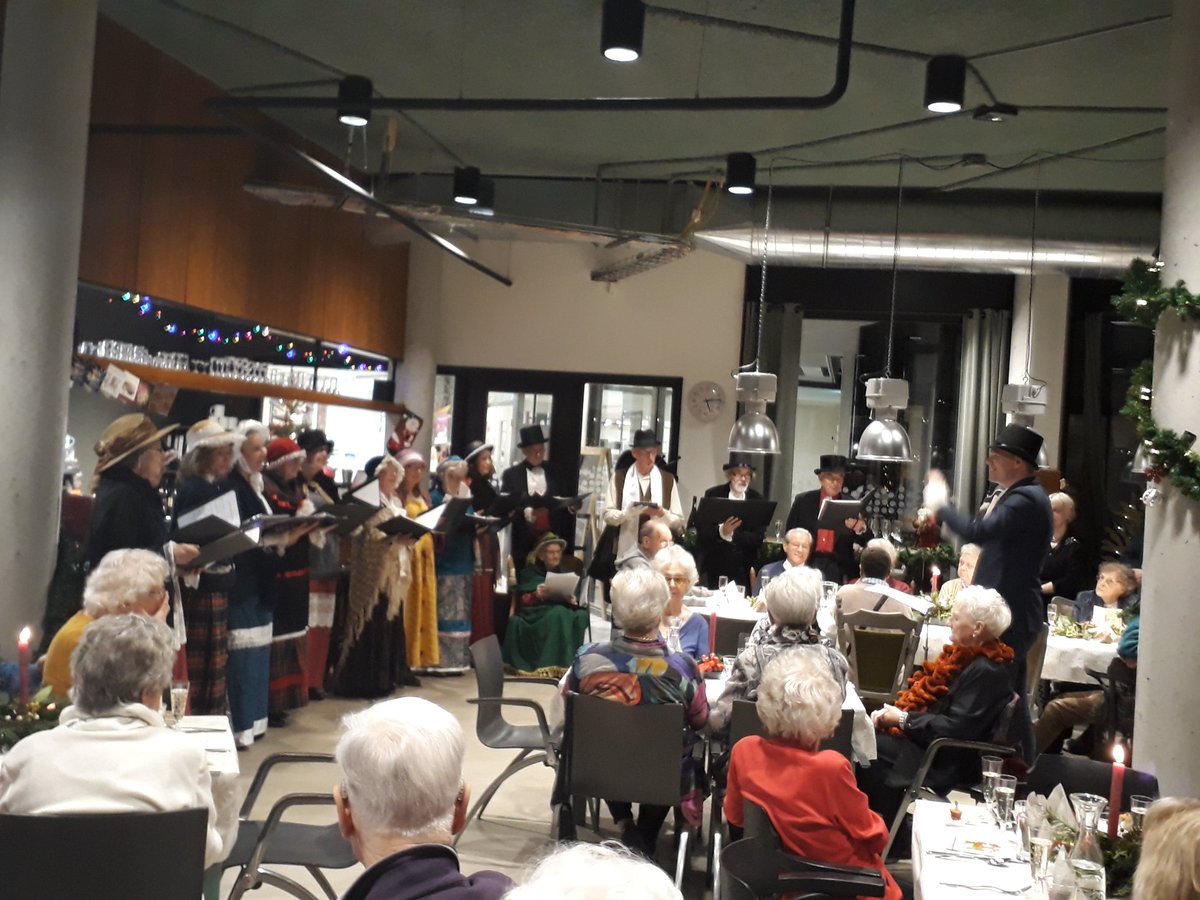 CaribBren's tweet photo. Traktatie van  Carol koor Noorderlicht Gemeente Zeist dirigent Jasper Witteveen opent KerstDiner Binnenbos. Prachtig zang. Helemaal Kerst hier @Binnenbos_Zeist @Binnenbos https://t.co/0QMGci0owR