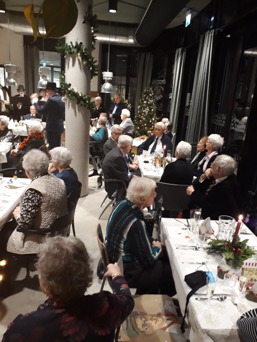 CaribBren's tweet photo. Traktatie van  Carol koor Noorderlicht Gemeente Zeist dirigent Jasper Witteveen opent KerstDiner Binnenbos. Prachtig zang. Helemaal Kerst hier @Binnenbos_Zeist @Binnenbos https://t.co/0QMGci0owR
