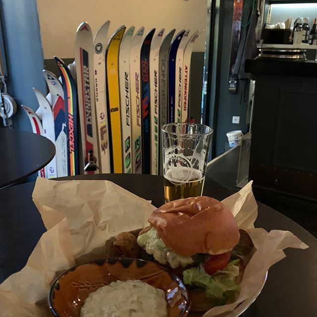 f1monacogp's tweet photo. Cheeky pre Xmas Self-Indulgence!... #livingthelife #skilodgeburger #skiingisbelieving #skilodgeengelberg #skiing #snow #burgerenvy #engelberg #switzerland https://t.co/1hvZYhIDzu https://t.co/sOjQeiqPk7