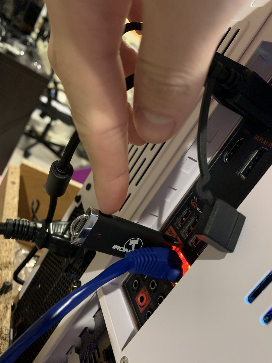 Anuki's tweet photo. Ah, now the usb that I used to install windows on isn’t being detected as a boot option, so I can’t repair or reinstall it. Nice https://t.co/tt19aPBe9W