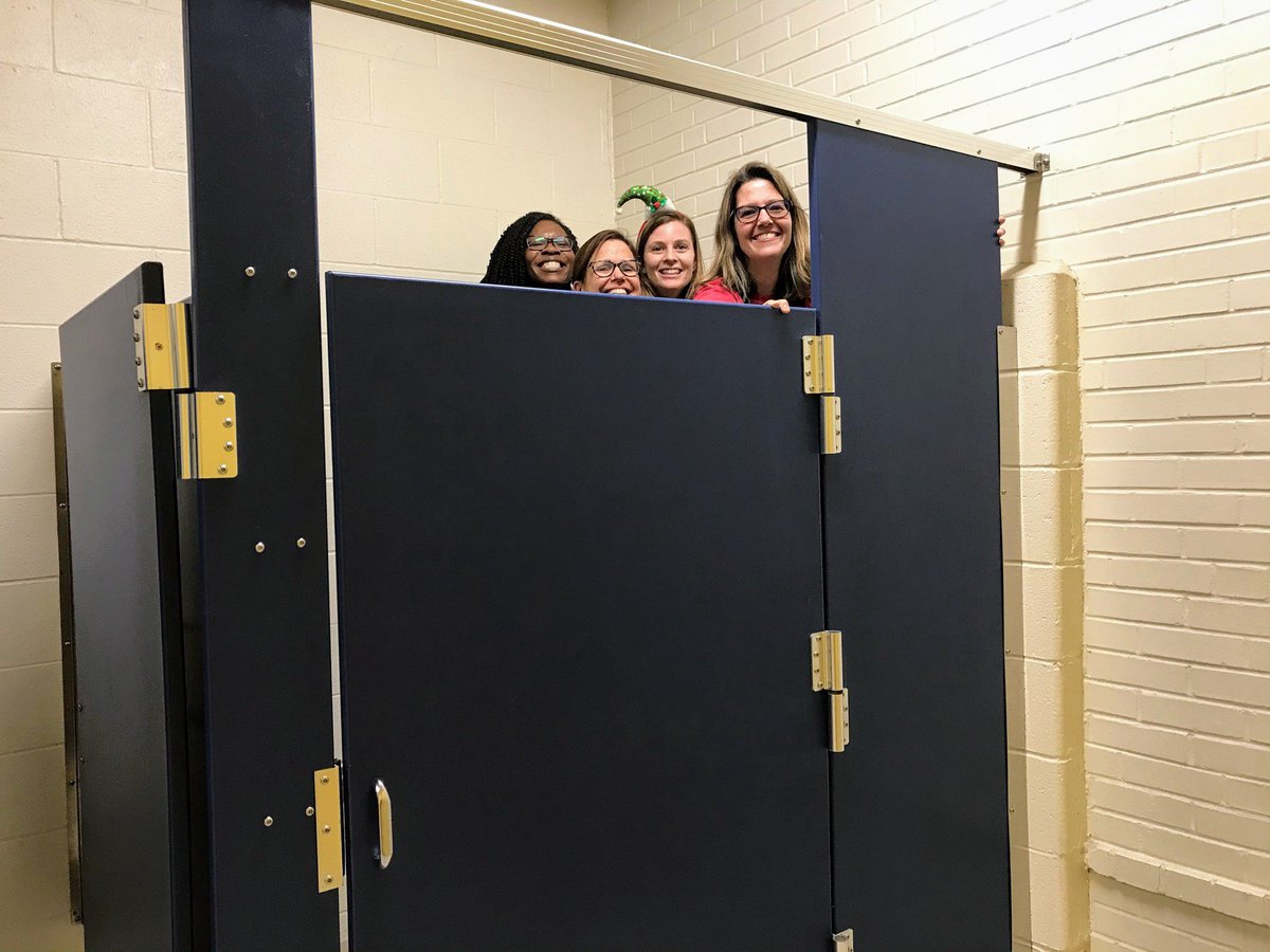 Behave, 4th grade elves! #HunterMagic #ElfieChallenge ⁦<a href="/HunterPrincipal/">Hunter GT-AIG Elem</a>⁩