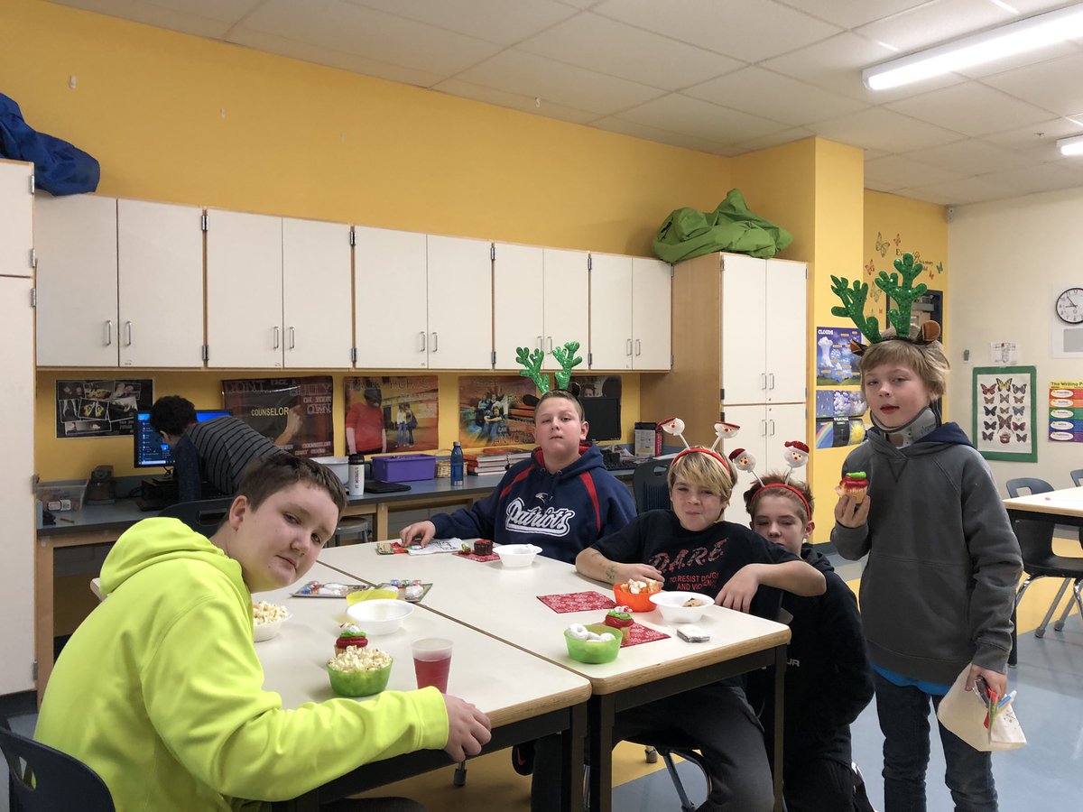 DebMatsumoto's tweet photo. Today’s Target included snacks, crafts, books, good cheer as well as learning! #TeamDiscovery #TeamOpportunity #LaconiaPride https://t.co/1xkwsdgmyv