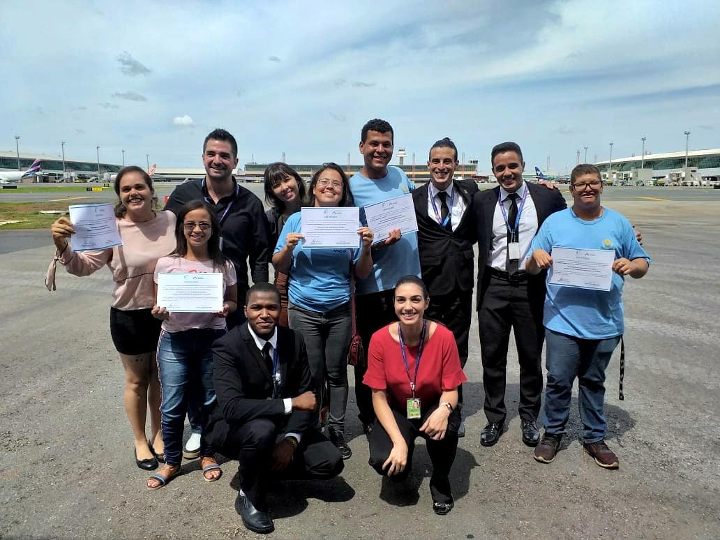 apaedf's tweet photo. Conclusão do projeto entre a APAE-DF e a Inframerica, que beneficiou cinco aprendizes da Associação com treinamento na área de atendimento ao público dentro do Aeroporto Internacional de Brasília. Hoje foi a certificação da turma. Parabéns!
#apaedf #inframerica @aeroportobsb https://t.co/AmV1CXVnIW