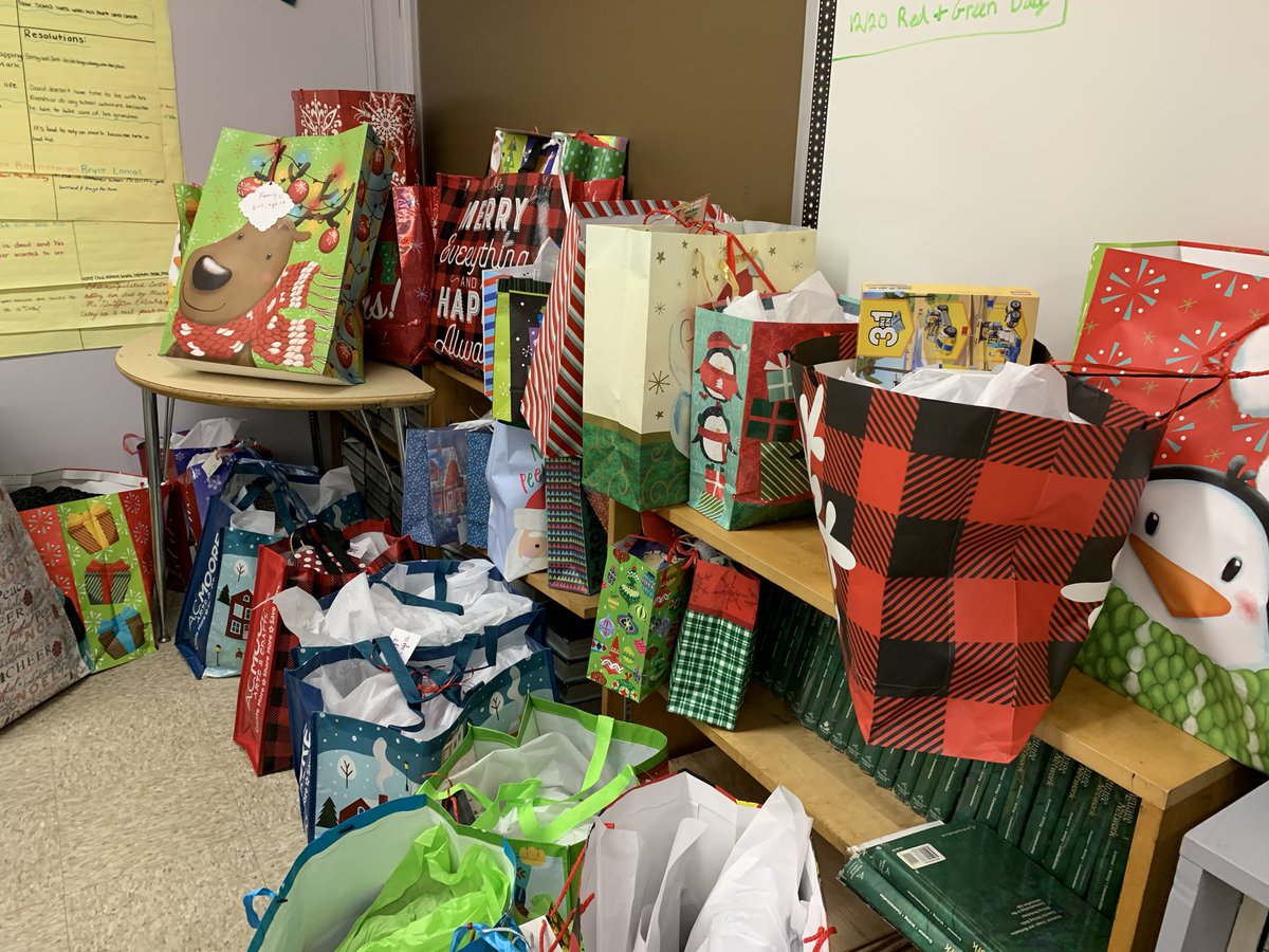 The holidays are a bit brighter for 13 Salk families thanks to the generosity &amp; kindness of members of the Salk staff who participated in this year’s Giving Tree 🎄#KindnessMatters #givingisreceiving #HappyHolidays @OBSupCittadino <a href="/OB_JSMS_Rezes/">William Rezes</a> <a href="/OB_VP_Lynch/">Mr. Lynch</a> <a href="/tbarrettob/">Tricia Barrett</a> <a href="/JSMSPTA/">Jonas Salk PTA</a>