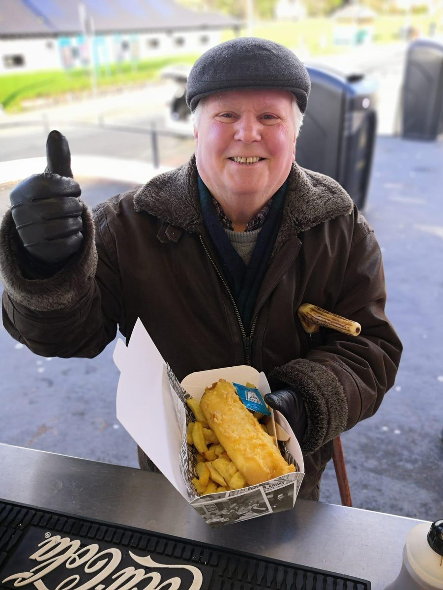MiddletonFrying's tweet photo. (1/3) Jason has been lending a hand @ppierchippy today. They have been giving away free #FishandChips to our service personnel and OAPs 👏🏻👍🏻 #HappyChristmas everyone🎄#Middletons #MiddletonGold https://t.co/ibUEoFWjua