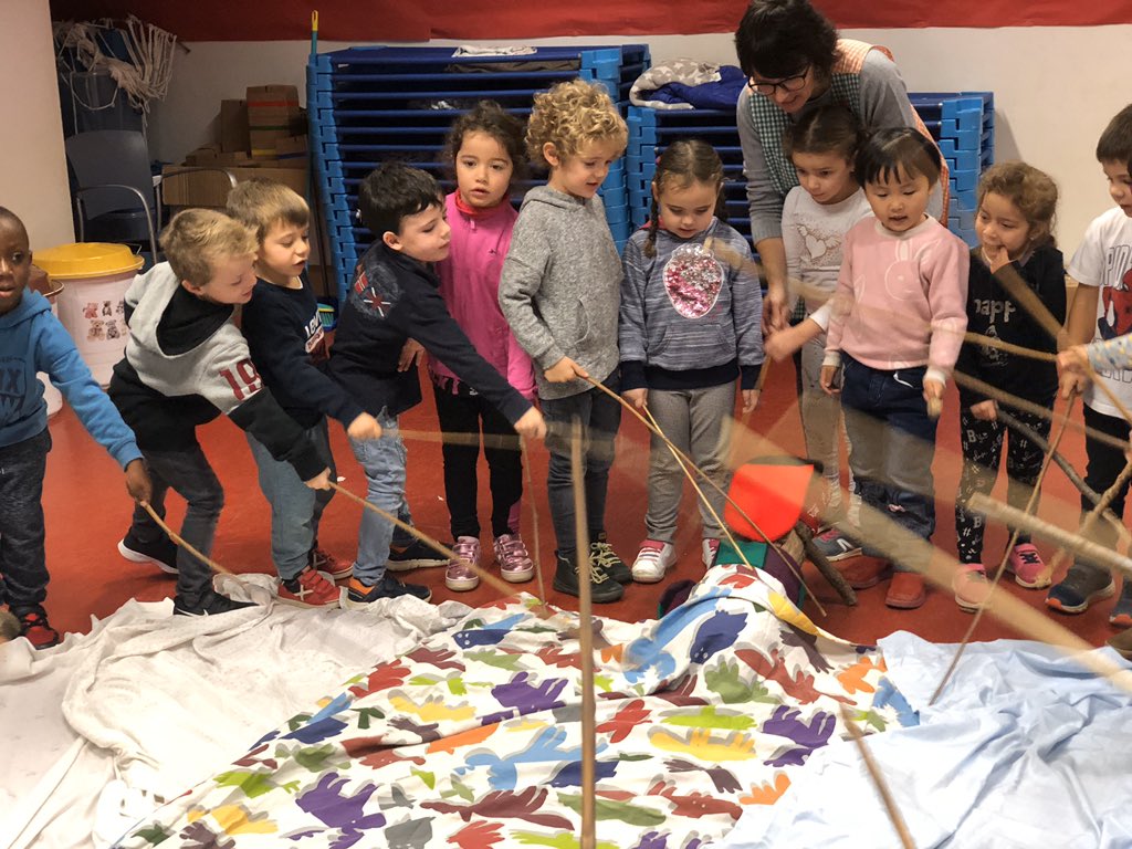 ie_martamata's tweet photo. Últim dia de trimestre: dia d’il.lusions, somriures i alegria! Hem cagat el tió, hem fet l’amic invisible i ens hem acomiadat de l’any cantant nadales davant les famílies! BONES FESTES i FINS L’ANY QUE VE!!! #PrimIEMM https://t.co/tQ1FXKl7Jz