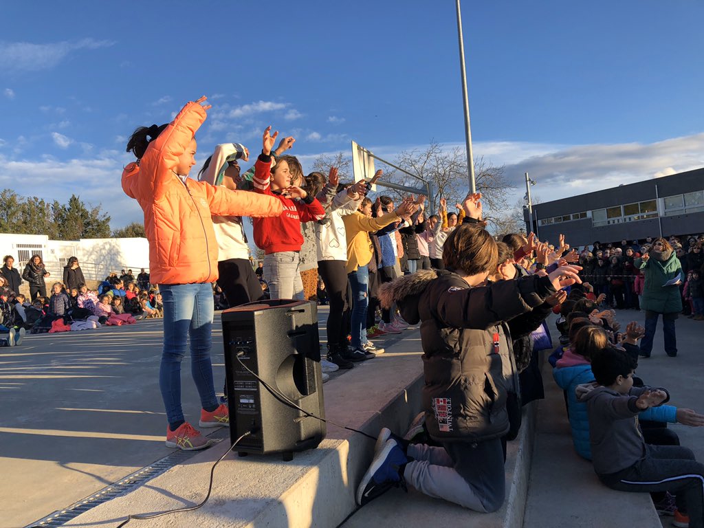 ie_martamata's tweet photo. Últim dia de trimestre: dia d’il.lusions, somriures i alegria! Hem cagat el tió, hem fet l’amic invisible i ens hem acomiadat de l’any cantant nadales davant les famílies! BONES FESTES i FINS L’ANY QUE VE!!! #PrimIEMM https://t.co/tQ1FXKl7Jz