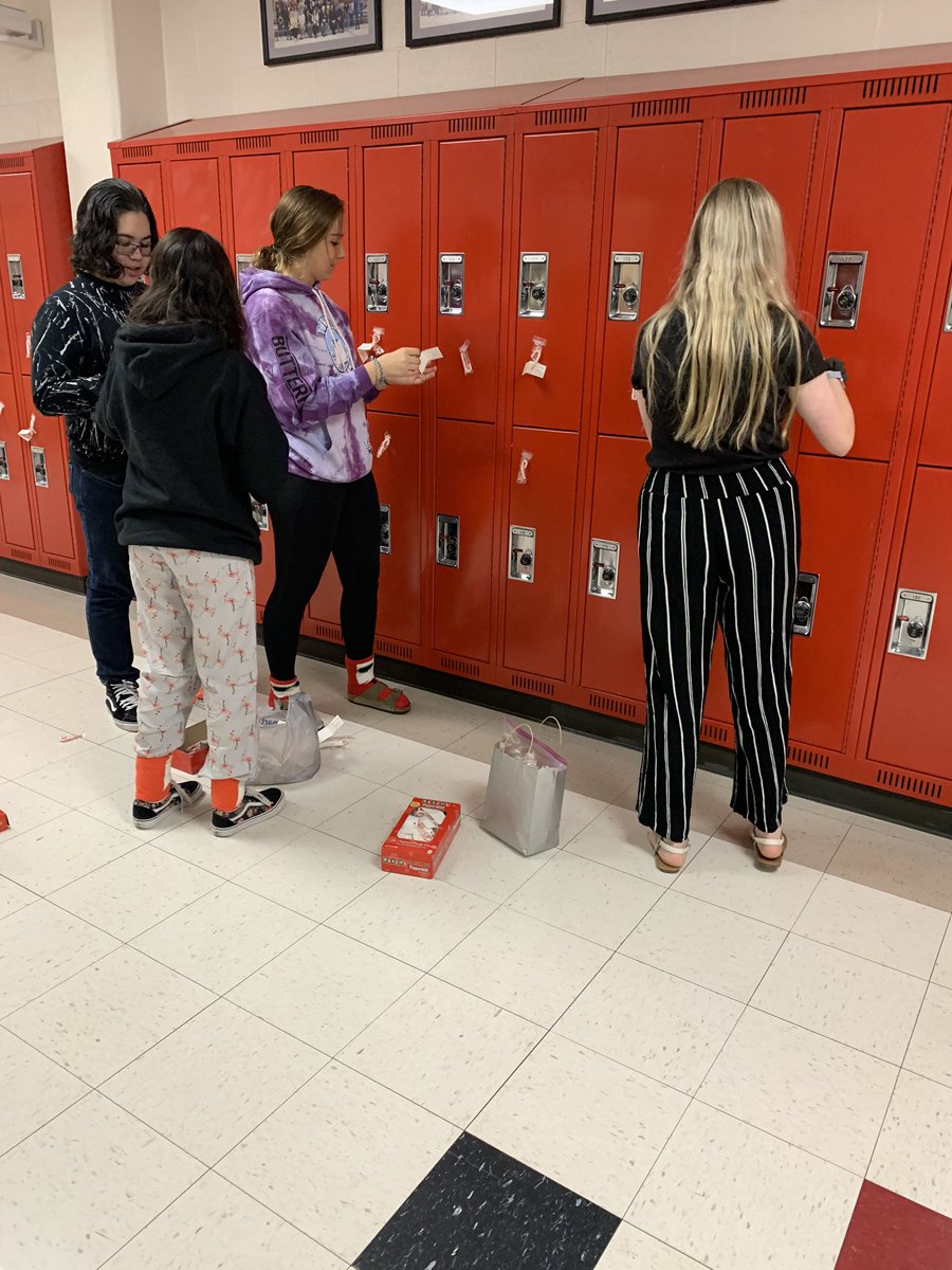 MrsBanda_BHS's tweet photo. How cool are our @NISDComArts kids?? They got to school early to place a candy cane on every locker. Love all the holiday spirit!! #WhyCommArts #CAHSLegends https://t.co/mnpQg4QLEA