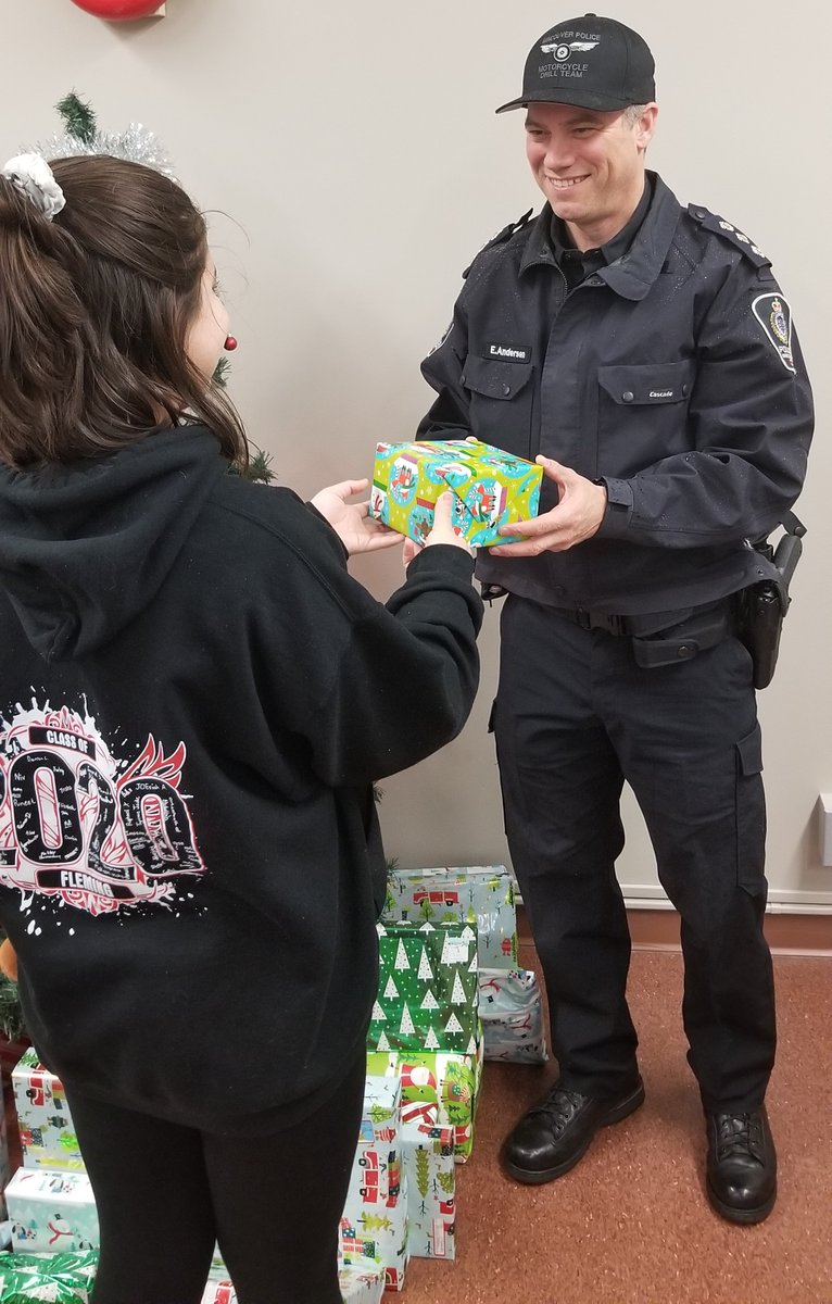 VancouverPD's tweet photo. Thanks to the #VPDMotorcycleDrillTeam for their dedication to #KopsforKids. This year, they raised more than $21,000 for kids programming & Christmas presents. School Liaison Officers helped wrap & distribute presents to kids from schools within the community. https://t.co/Oah4WpyJub