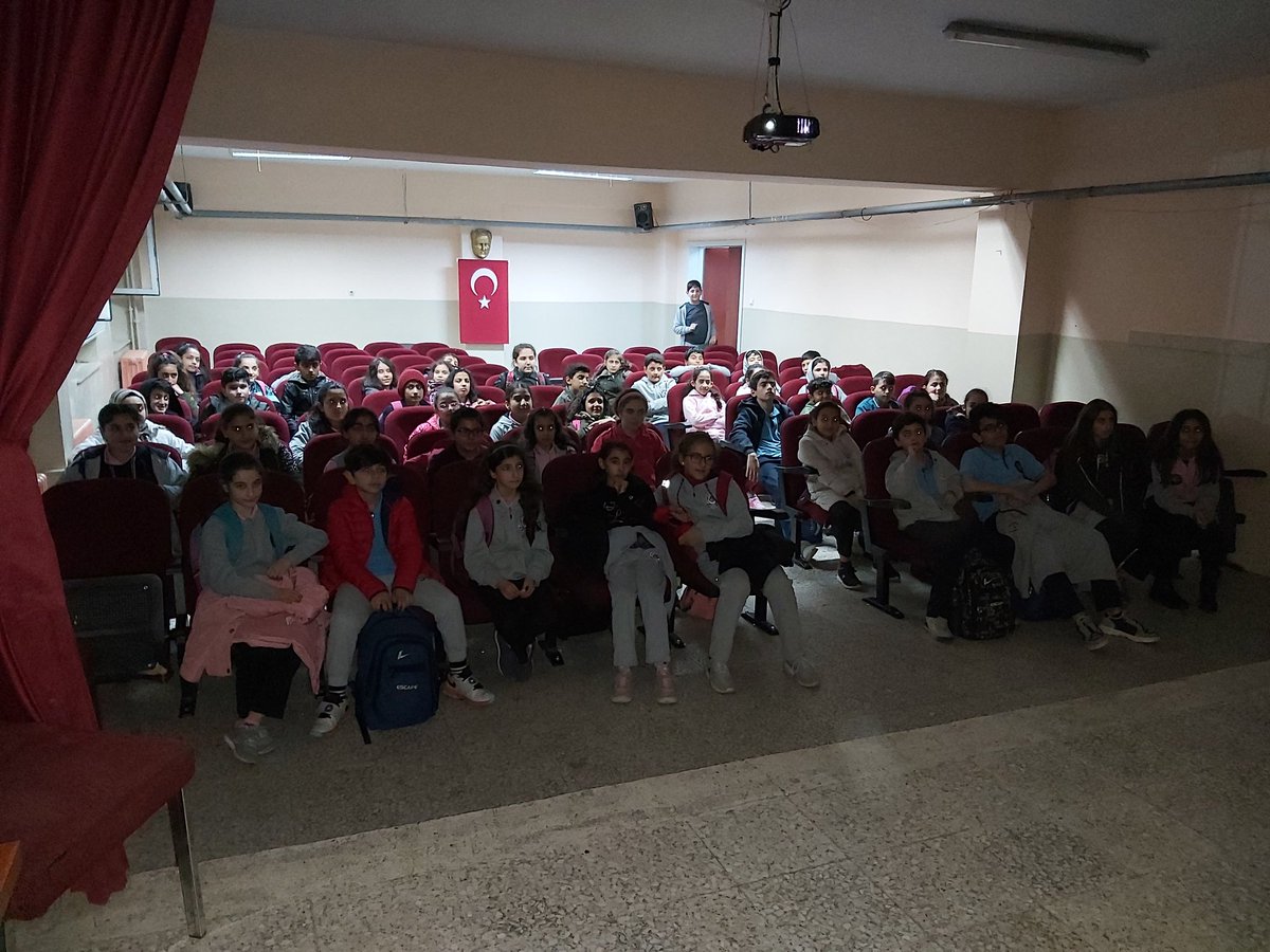 SehitVedat's tweet photo. Her çocuk özeldir filmini öğrencilerimizle birlikte izledik.@Istanbul_ILMEM @milli_ilce @umudumogretmen1 @2525Ibrahim @Ozay_SERT @memleventyazici @OzilLevent @sultangazimem1 @ziyaselcuk @milli_ilce #yerdekiyıldızlar #herçocuközeldir https://t.co/acKHTvzQwz
