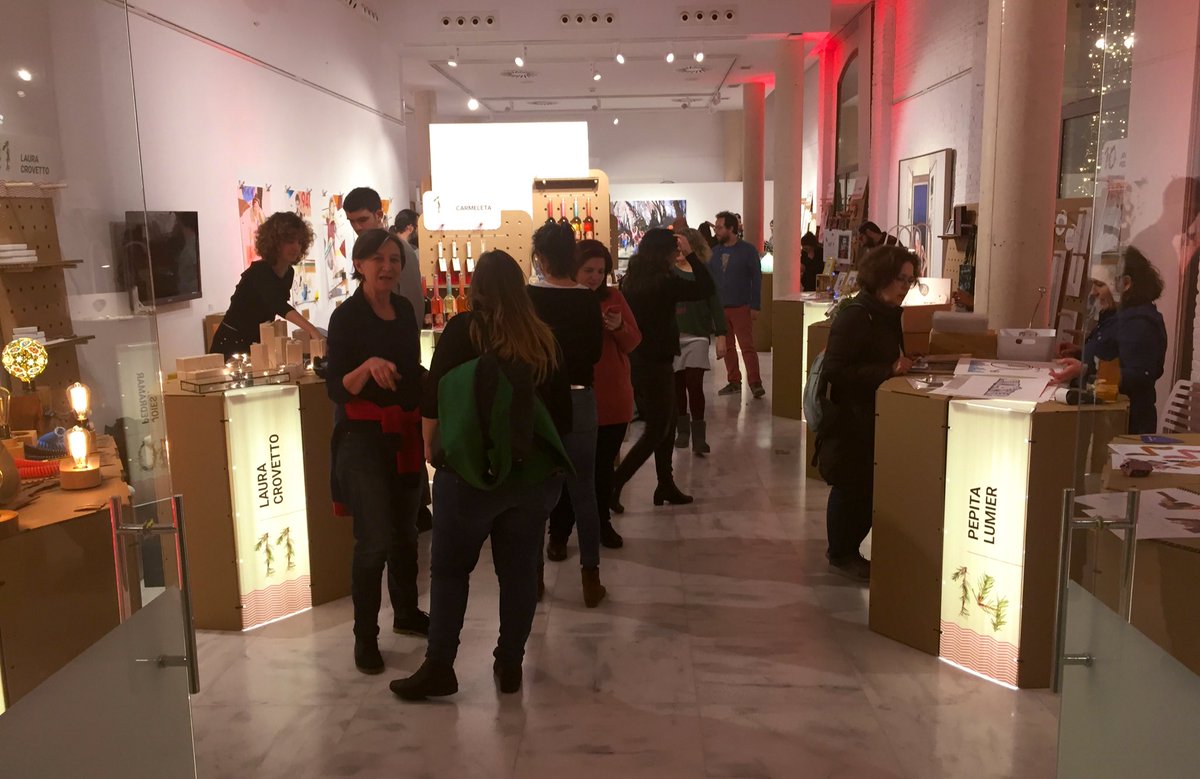 ¡Ya está abierto el Christmas Design Festival de @LasNavesINN!

Hasta el domingo se podrá visitar el market con #diseño, #ilustración, #joyería, #artesanía.

También participar gratuitamente en talleres y espectáculos. Además de contar con música y exhibiciones.