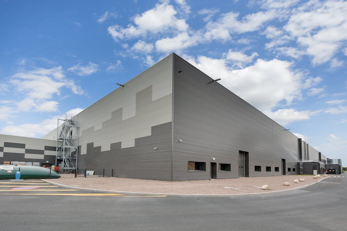 Spiebatignolles's tweet photo. La plateforme construite pour 
@Biocoop à Olainville s'est vue remettre le Grand Prix SIMI 2019, dans la catégorie "Immobilier logistique" lors du #SIMI2019. Des enjeux sociétaux partagés et un travail collaboratif entre les équipes ont permis de réussir. Bravo à tous👏 https://t.co/f9z3DTHoAK