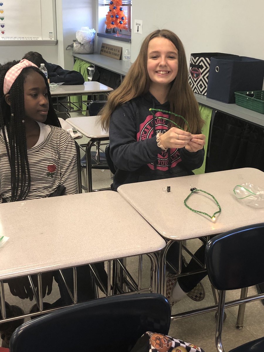MrsJuris's tweet photo. 7th grade red group is learning how circuits work to create Christmas tree lights with batteries, pipe cleaners and lights! https://t.co/vVE0I4KzXo