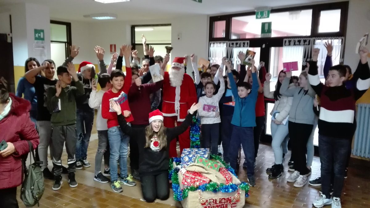 Denise_gioco's tweet photo. @Ic_Viguzzolo Babbo Natale ha distribuito tanti libri di narrativa agli alunni di San Sebastiano. Poi ha letto i desideri scritti sulla Christmas wish board e ha iniziato ad esaudirne alcuni...grazie #BabboNatale https://t.co/DjWEfJpQ0j