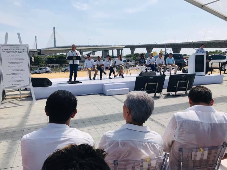 pechysantos's tweet photo. Durante la revelación de la placa del gran Puente Pumarejo, obra nacional con la que se contesta al país. 6 carriles, una longitud del tramo atirantado de 800 mtrs y una distancia total d 2.173 mtrs convierten a esta estructura en la más larga de Colombia y ancha en Latinoamérica https://t.co/ifDBWBRJcB