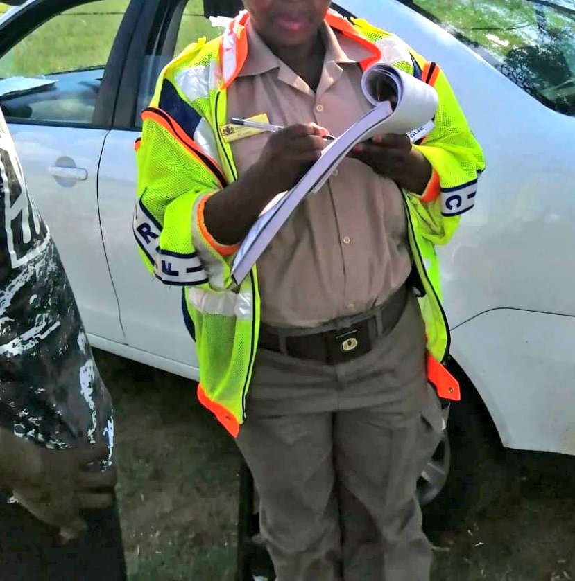 GTP_Traffstats's tweet photo. #SaferFestiveSeason GTP teams in collaboration with LEAs across the province conducting several crash + crime prevention ops this Friday afternoon
#OverloadControl #Roadsidechecks #SpeedOps
Your cooperation and compliance with road rules will help make roads safer @_ArriveAlive https://t.co/OhhXDnLgr3
