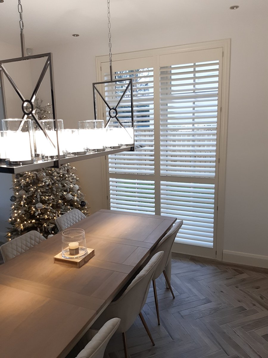 BrantryBlinds's tweet photo. What a way to finish off 2019.
This dining area is to die for in this stunning home!!!
WOW WOW WOW!!!! 
This huge, 2 panel, classic shutter was fitted by ourselves earlier.
Slat width a 73 ml and the colour is pearl. They have a mid real break &amp; hidden tilt controls 😍😍😍 https://t.co/DgGK9MOl72