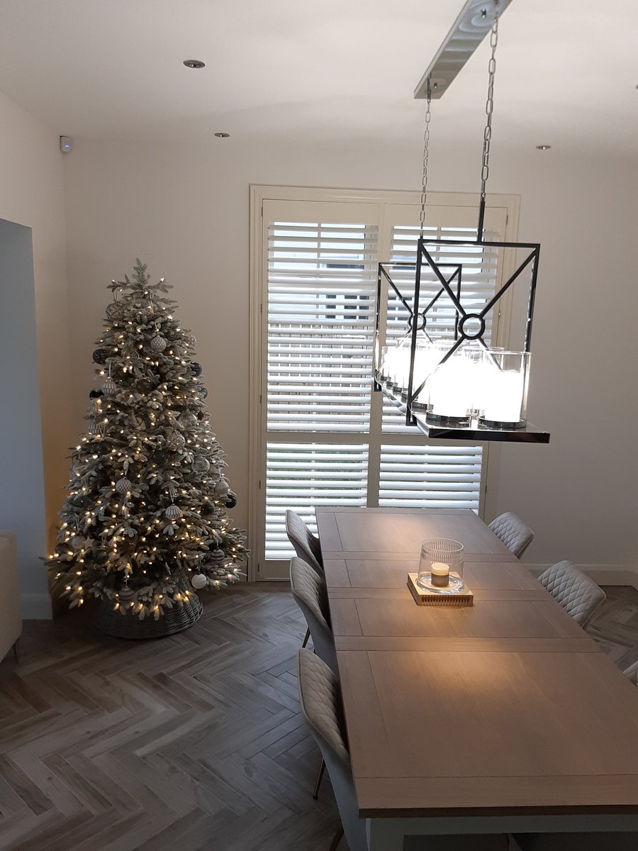BrantryBlinds's tweet photo. What a way to finish off 2019.
This dining area is to die for in this stunning home!!!
WOW WOW WOW!!!! 
This huge, 2 panel, classic shutter was fitted by ourselves earlier.
Slat width a 73 ml and the colour is pearl. They have a mid real break &amp; hidden tilt controls 😍😍😍 https://t.co/DgGK9MOl72