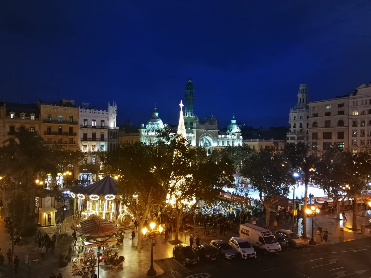 AjuntamentVLC's tweet photo. 💫 Demà, les actuacions en els #mercats municipals inicien el cicle de concerts del #NadalVLC 🎶, que continuaran diumenge amb el festival 'Nadal al Carrer' en diferents localitzacions del centre 🎄. Consulta la programació del cap de setmana ací  ⤵️
👉🏽 https://t.co/hqSMuu3FZt https://t.co/Jn6VO1b3U1