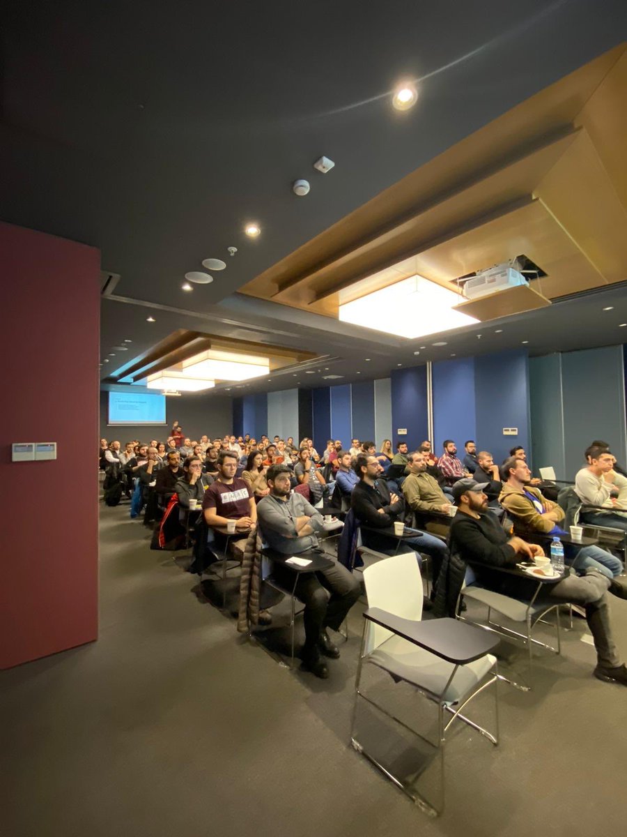 Yılın son etkinliği yoğun bir katılımla başladı. Ali Oygur neden Vue.js seçtiklerini anlatıyor.