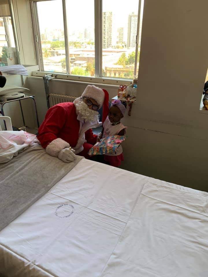 cbsantiago's tweet photo. Con ayuda de @7CBS y @15feuerwehr el Viejito Pascuero 🎅🏼 visitó a los niños hospitalizados en el Hospital San Borja Arriarán @hcsba entregando un momento de alegría. #Navidad #Bomberos https://t.co/JPP32L59qd