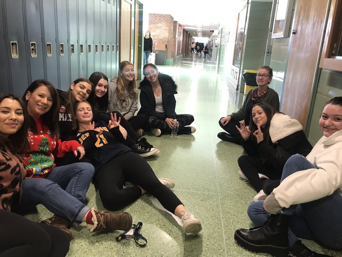 Drdsmith20's tweet photo. What is better than this...impromptu student led belly breathing in the hallway. Truly grateful for this community! ❤️ #mindfulnessmatters #allaboutconnections #seniors https://t.co/sUyUb6UKYb