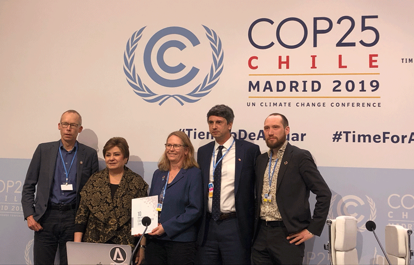 FutureEarth's tweet photo. Future Earth had major impacts this year at #COP25: from the launch of #10NewInsights to @gcarbonproject's annual #carbonbudget, to a successful first-ever #oceanday from #VirtualBlueCOP25, we're glad to play a strong role in sharing #climatescience. More: https://t.co/jJ3vqbizs6 https://t.co/o27XfsC9YG