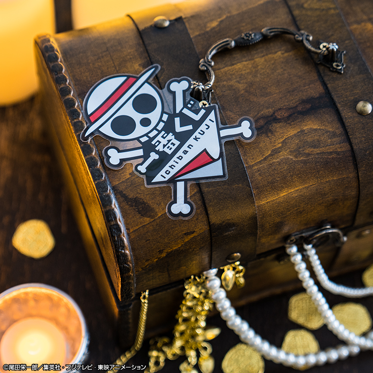 1kuji_onepiece's tweet photo. さぁ、お立会い😆

千葉県幕張、
ジャンプフェスタのど真ん中❗
喧噪渦巻く人並みかき分けて
進み行けば「一番くじ」���
軒先に並びしコーナーにて
 #一番くじ海賊団 オリジナルステッカー
その場でプレゼントだよ～❗

↓入手方法✨
https://t.co/W7t3S1O8VT

※会場でのキャンペーンになります。 https://t.co/pqybACyDdu