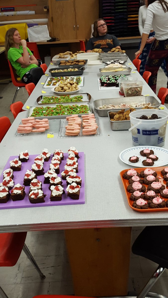 LagoshSandy's tweet photo. Foods class cookie exchange day! #goodhueschool https://t.co/Tud4cf3vFS
