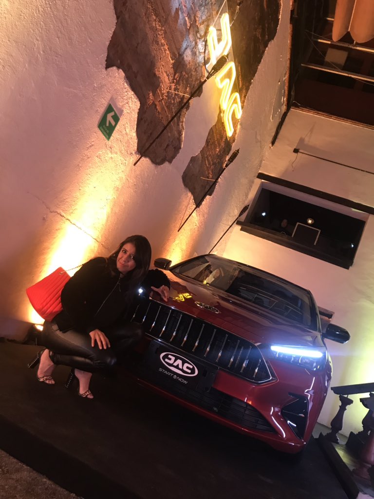 Ivet2R's tweet photo. Ayer estuvimos platicando con directivos de @GiantMotors_L y de @JACMotorsMX y nos presentaron al #JACJ7: llegará en el segundo semestre de 2020 para competir en el segmento de Jetta, Sentra, Mazda3, Civic y Forte.

¿Qué les parece? https://t.co/CZEu5MtOx8