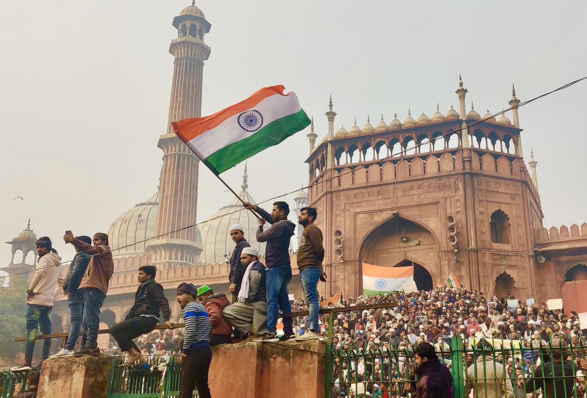 dhruv_rathee's tweet photo. Pic 1: Anti-CAB Protestors flying the Indian flag in Jama Masjid in support of Indian Constitution (2019)

Pic 2: Right Wing Protestors flying the saffron flag in Udaipur High Court in support of a murderer (2017) https://t.co/UyrftsN1er
