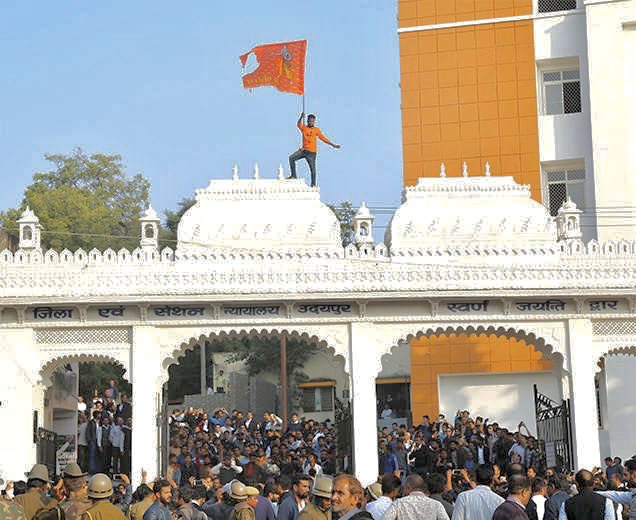 dhruv_rathee's tweet photo. Pic 1: Anti-CAB Protestors flying the Indian flag in Jama Masjid in support of Indian Constitution (2019)

Pic 2: Right Wing Protestors flying the saffron flag in Udaipur High Court in support of a murderer (2017) https://t.co/UyrftsN1er
