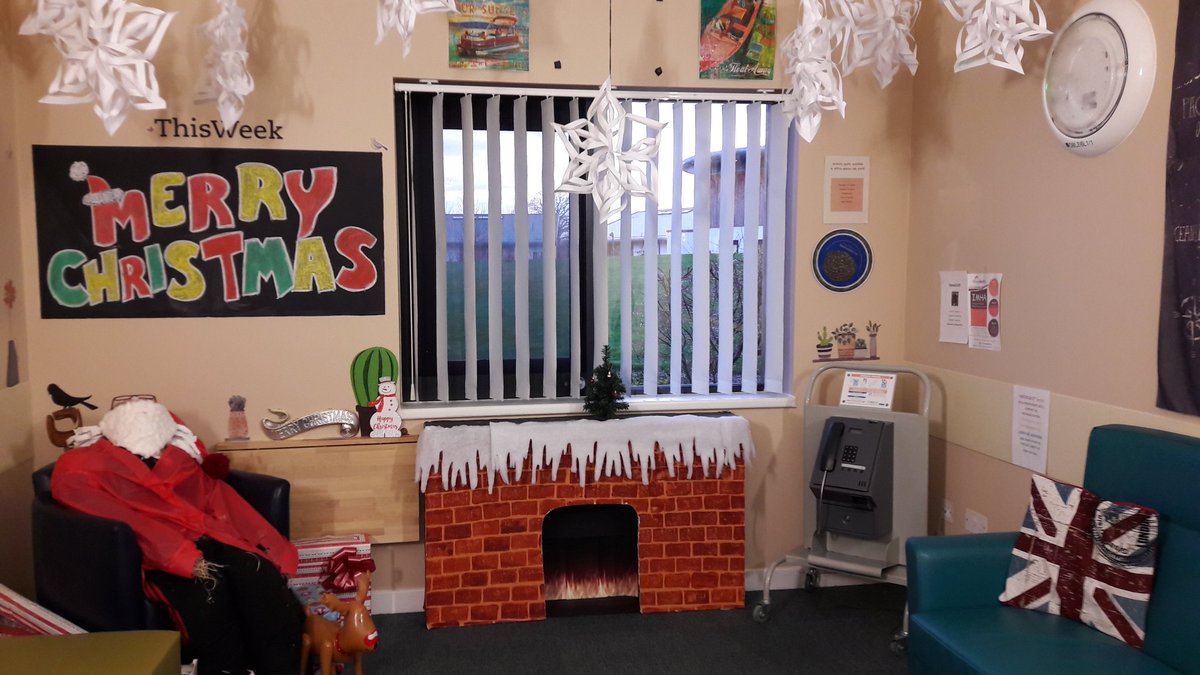 Asgre's tweet photo. #Yewward Patient Christmas party π
. Food great missed photo as in meeting when started. Looking festive with a new fire place this yearπ@mpftforensics @mpftnhs @acubbin16 @simsi1966 and a scarecrow-santa π
@Asgre https://t.co/OWXwiMs5r7