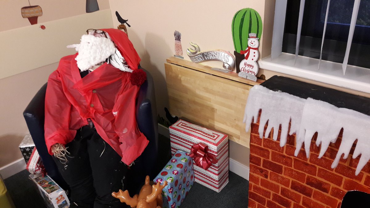 Asgre's tweet photo. #Yewward Patient Christmas party π
. Food great missed photo as in meeting when started. Looking festive with a new fire place this yearπ@mpftforensics @mpftnhs @acubbin16 @simsi1966 and a scarecrow-santa π
@Asgre https://t.co/OWXwiMs5r7