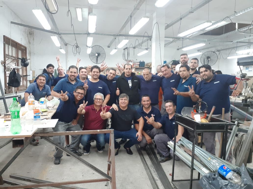 Con Ernesto Molina y los compañeros de carpintería , mantenimiento y marquesinas de Garbarino en la visita de fin de año , muchas gracias a todos por el recibimiento 👏👏
#ListaGranateMorada
#UnidosPodemos💪💪💪