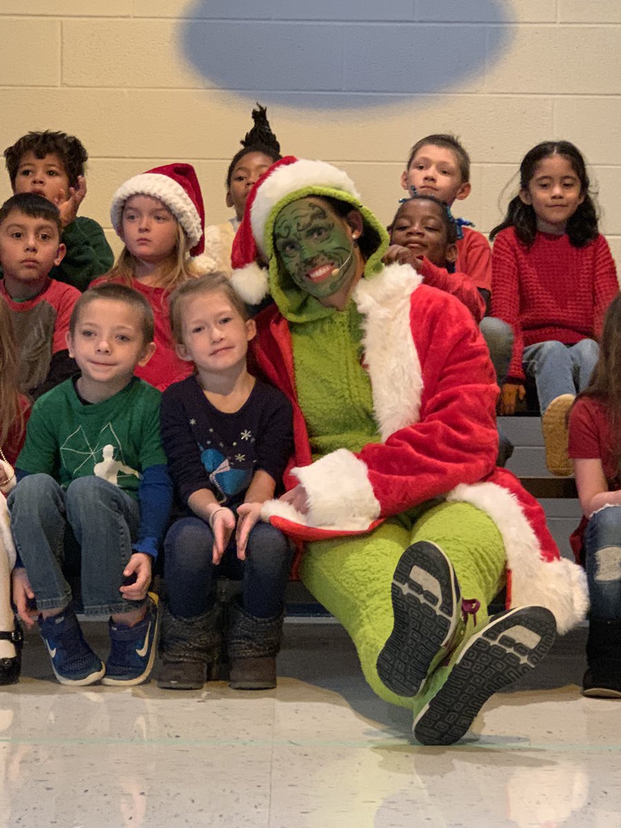 OGEStigercubs's tweet photo. The Grinchβs heart grew 3 sizes today. #theGrinch #OGESfamily #CoachCook https://t.co/4U5vBoSAfr
