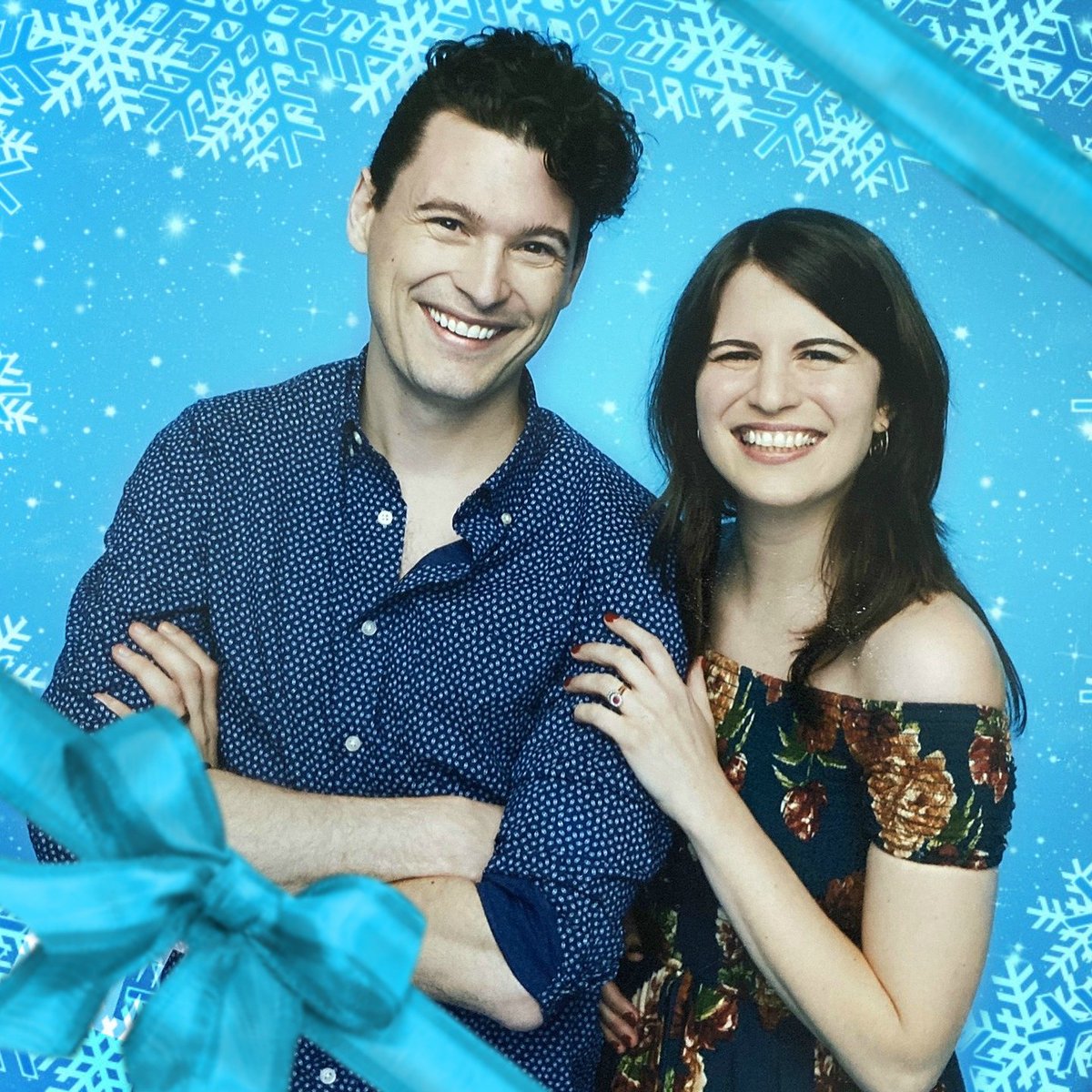 cyber_dno28's tweet photo. I can’t draw, so I did the edit.
Day 20:Ribbon 
The best Christmas present is their smiles💙
More smiles!
More happiness!
More positive!
#DechartDecember 
#DechartFamily https://t.co/8vyG8fjgl7