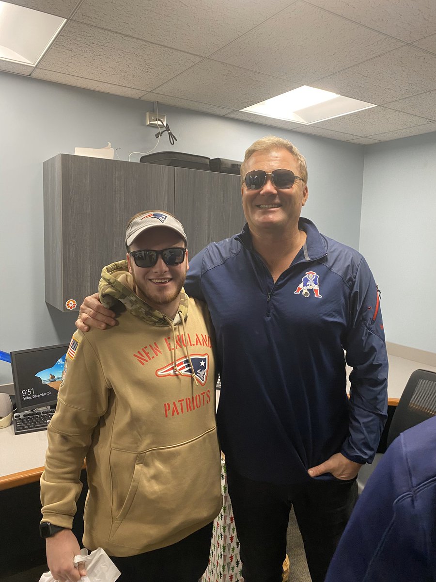 30rows_up's tweet photo. Met the one and only Scott Zolak today! Great guy and lover of sunglasses! #SupZo #Wheresthebeef? @scottzolak https://t.co/w29F4iPe8r