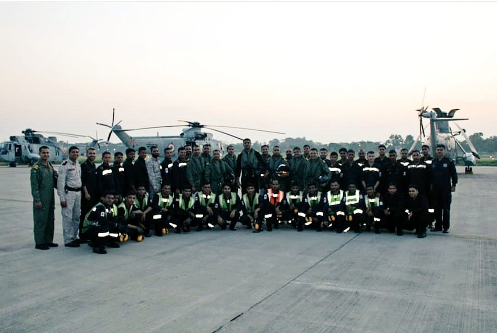 indiannavy's tweet photo. #INAS336 squadron was awarded "#Humanitarian Service Award" by the #RotaryWing Society of India for playing a significant role in #RescueOperations during #CycloneOkhi & #KeralaFloods. (2/2) https://t.co/bt5NBsV0Iy