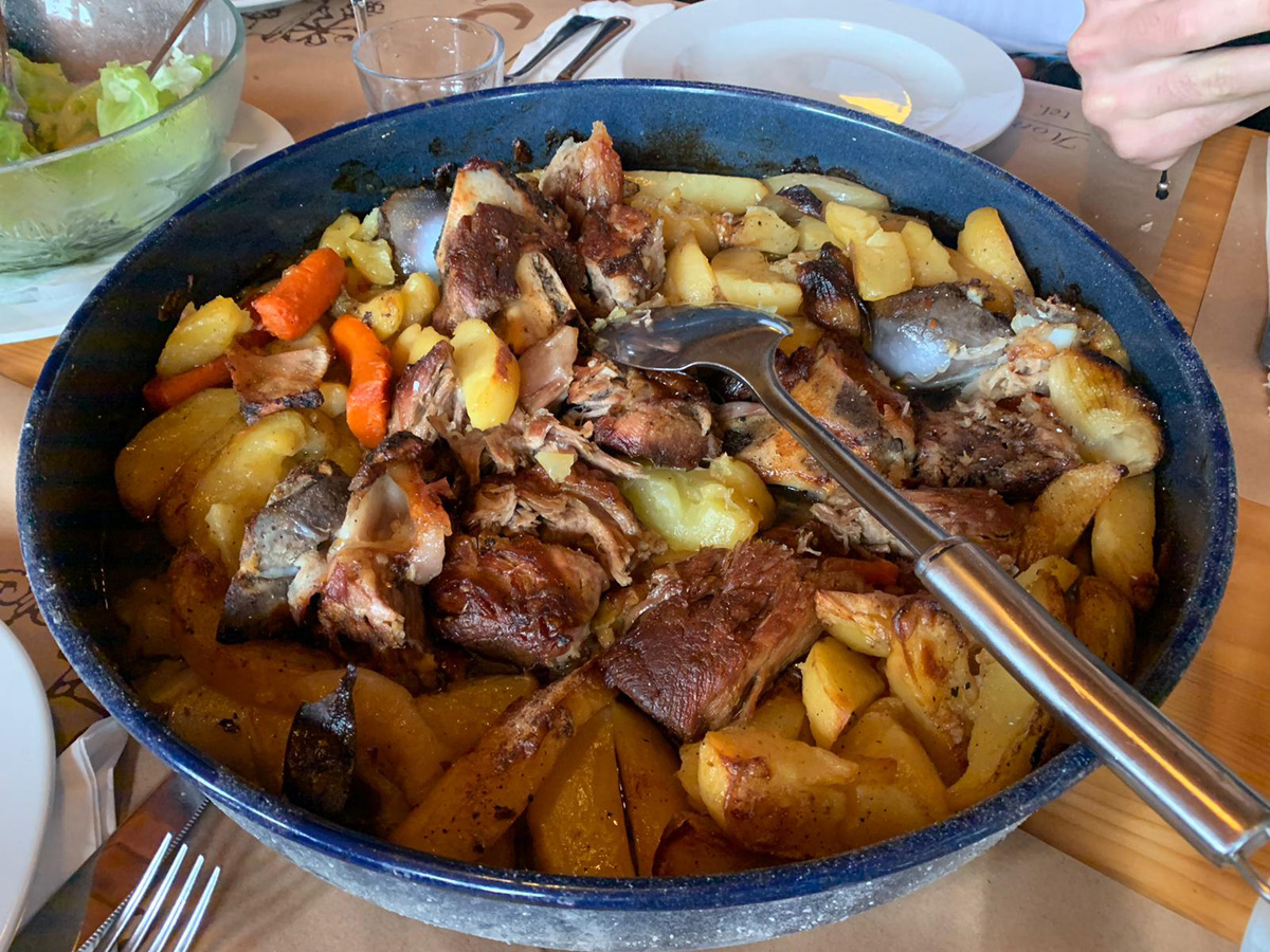 MeridaProRoad's tweet photo. Apart from getting plenty of time to interview the riders of @Bahrain_Merida at their training camp on the island of #Hvar, the invited journalists also got treated to delicious and authentic #Croatia|n food: peka with octopus or meat, served at Konoba Dvor Dubokovic in #Pitve. https://t.co/ZJyzsLT4Nd