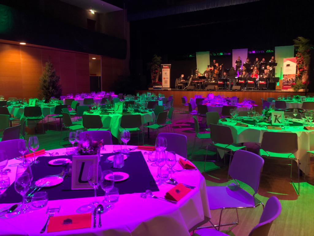 We zijn er klaar voor! Vanavond de eerste 'Christmas Dinner Show' in 't Raodhoes. We organiseren dit in samenwerking met bigband 'Beats &amp; Boogies'. De show met diner is twee avonden (vandaag en morgen) helemaal uitverkocht. Wij wensen alle gasten een hele mooie en gezellige avond