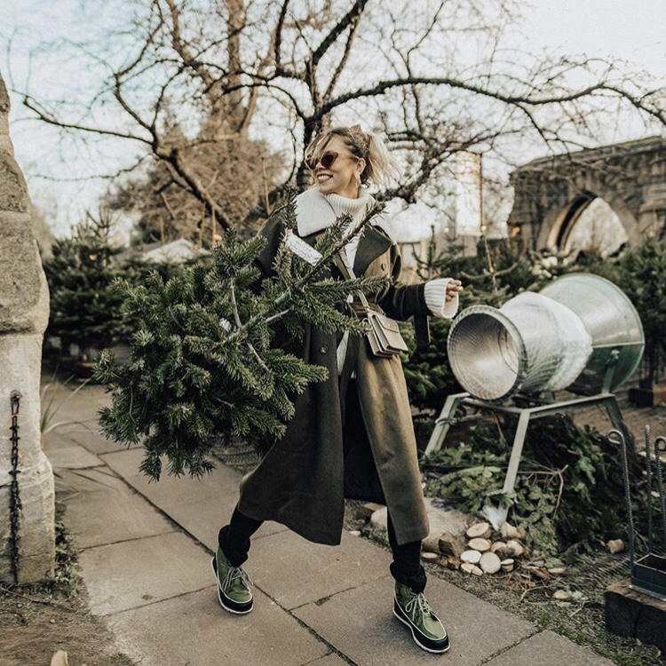 Who knew Christmas trees could be so cool 😎 

There’s still time to get yours! Our kilted team are waiting at 20+ London locations🎄 

(And you can even order online for nationwide delivery too!) 

📸😎: <a href="/natinstablog/">Natalia Homolova</a>