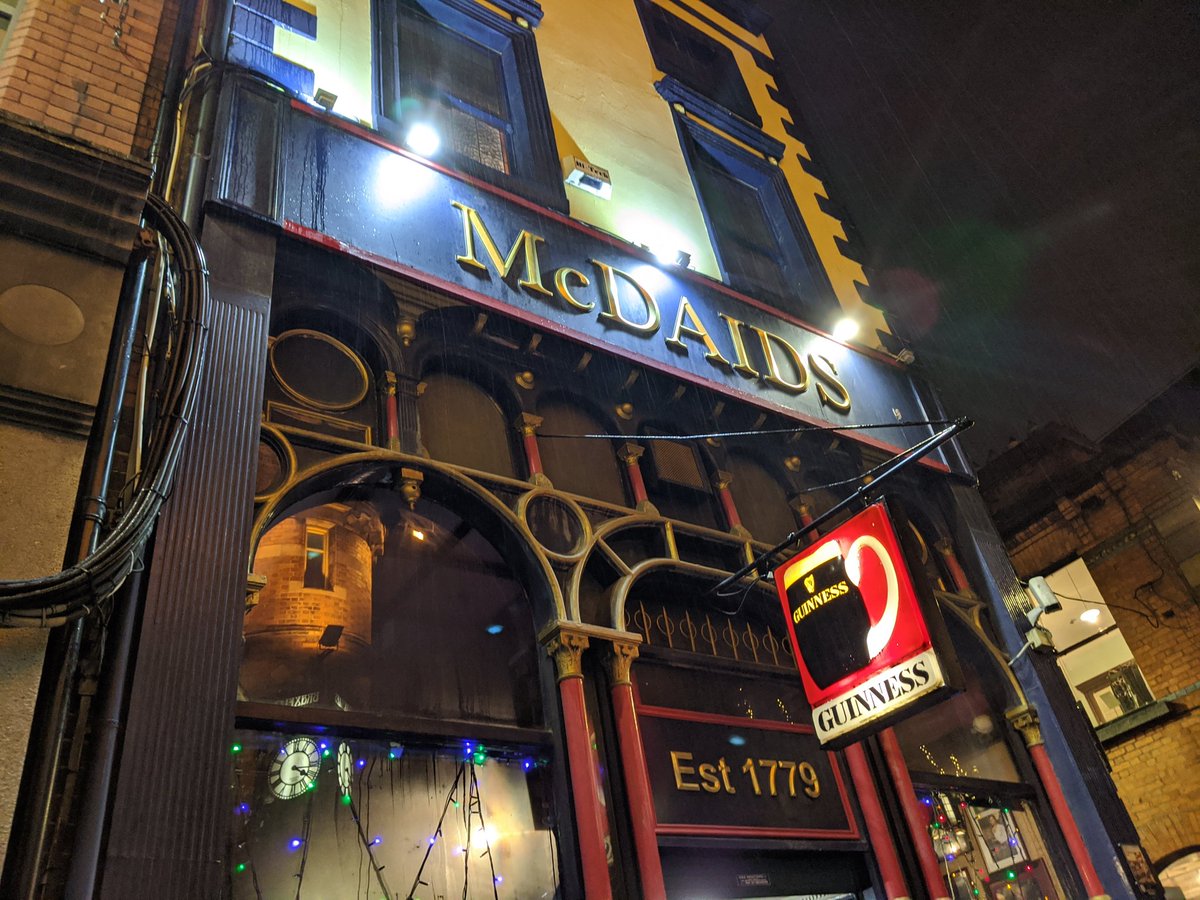 BlueHeartsUWS's tweet photo. Was told 2 do Guiness properly w/ a place w/ this sign so I went 2 a pub recommended by James Joyce museum person. #McDavids

ギネスを堪能するならギネスサインのある店でとジェイムス・ジョイス博物館の人に言われココ　マクデイヴィッドヘ https://t.co/vDwgxdFotH