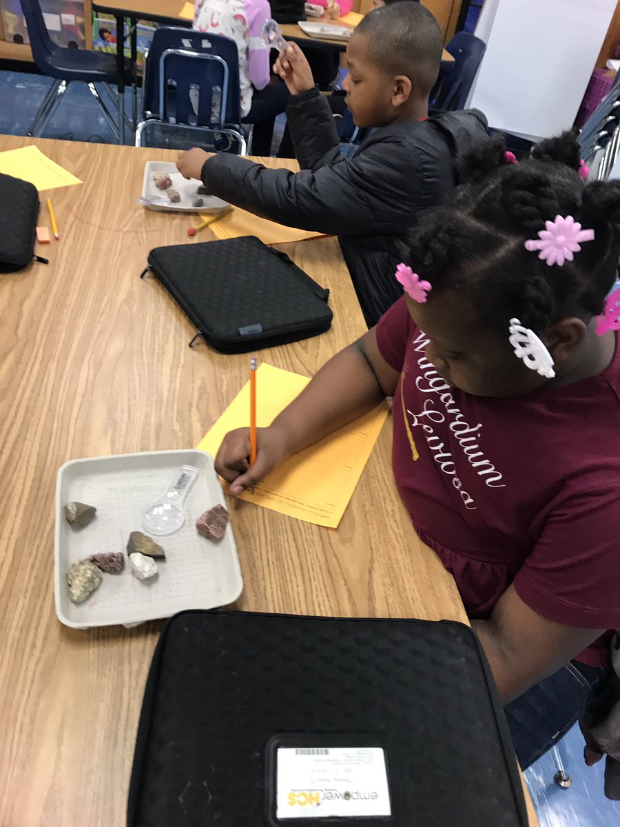 AndreaBlalock4's tweet photo. Who needs Diamond Del when you have Geologist Joe!  Thank you Mr. Herman for our fun-filled educational field trip!  The students classified, evaluated, examined, identified, and obtained a plethora of information about rocks🥰#ARES_HCS #thirdgraderocks https://t.co/xyvwob06hX