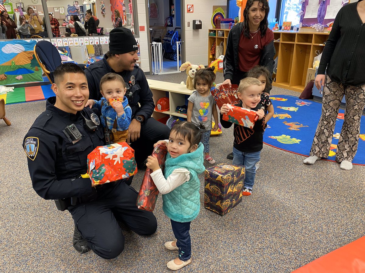 Officers Tran and Wayne delivered presents to Lincoln High School’s child care center thanks to our Santa Cop program. Just another way our #lnk SRO’s are building relationships. Great job, Officers!